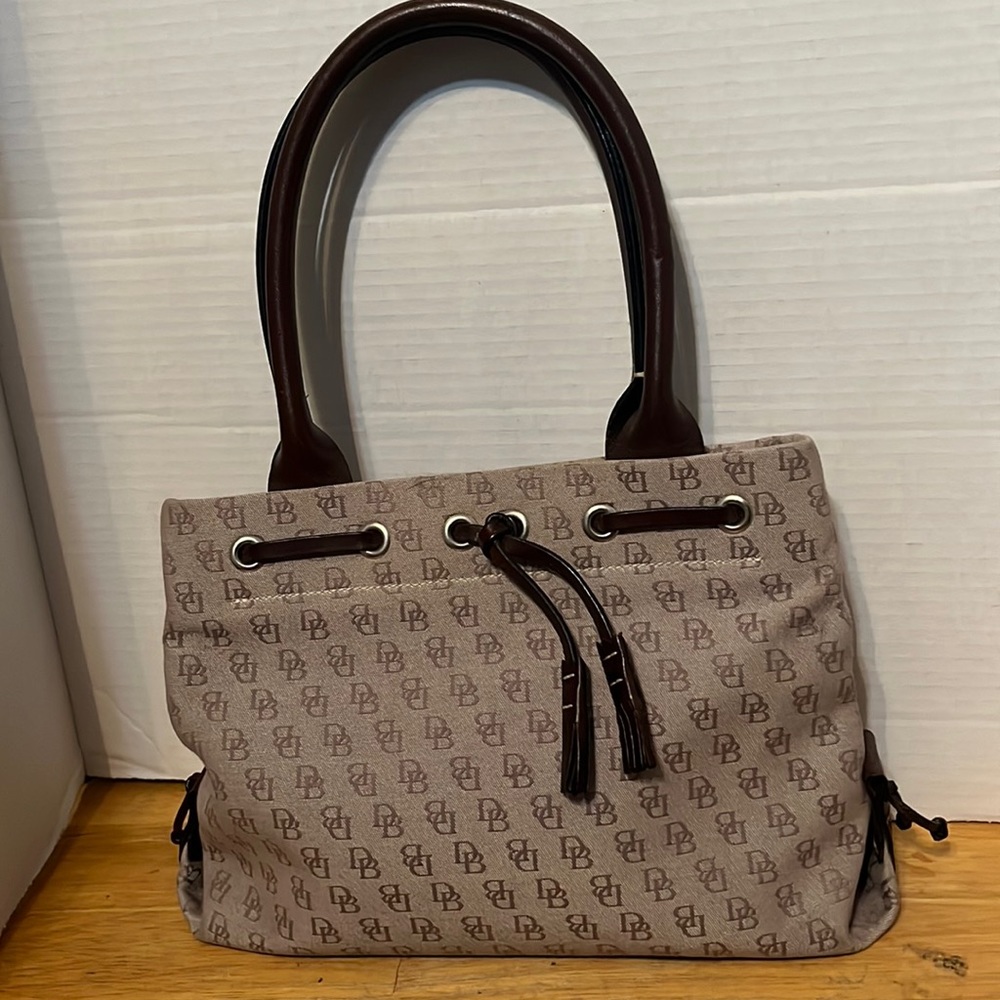Dooney & Bourke medium sized satchel. LIKE NEW